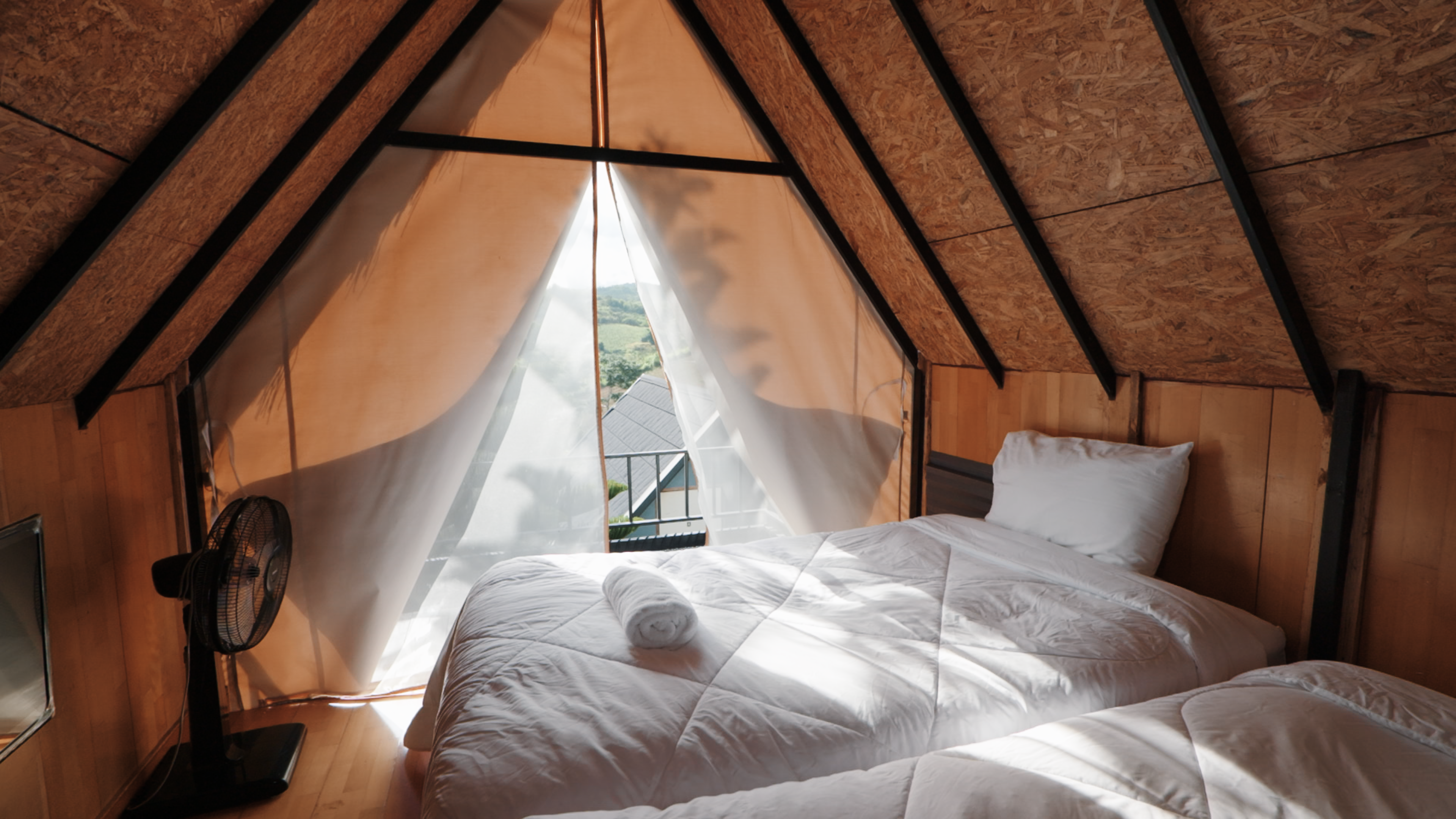 TWIN ROOM