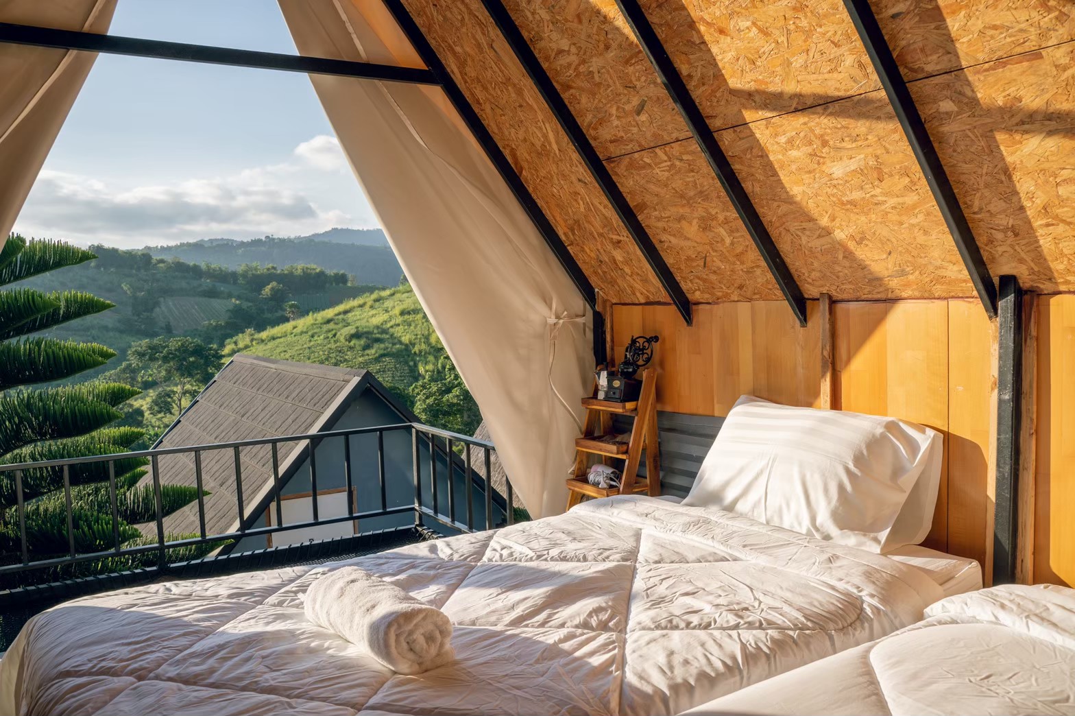 TWIN ROOM
