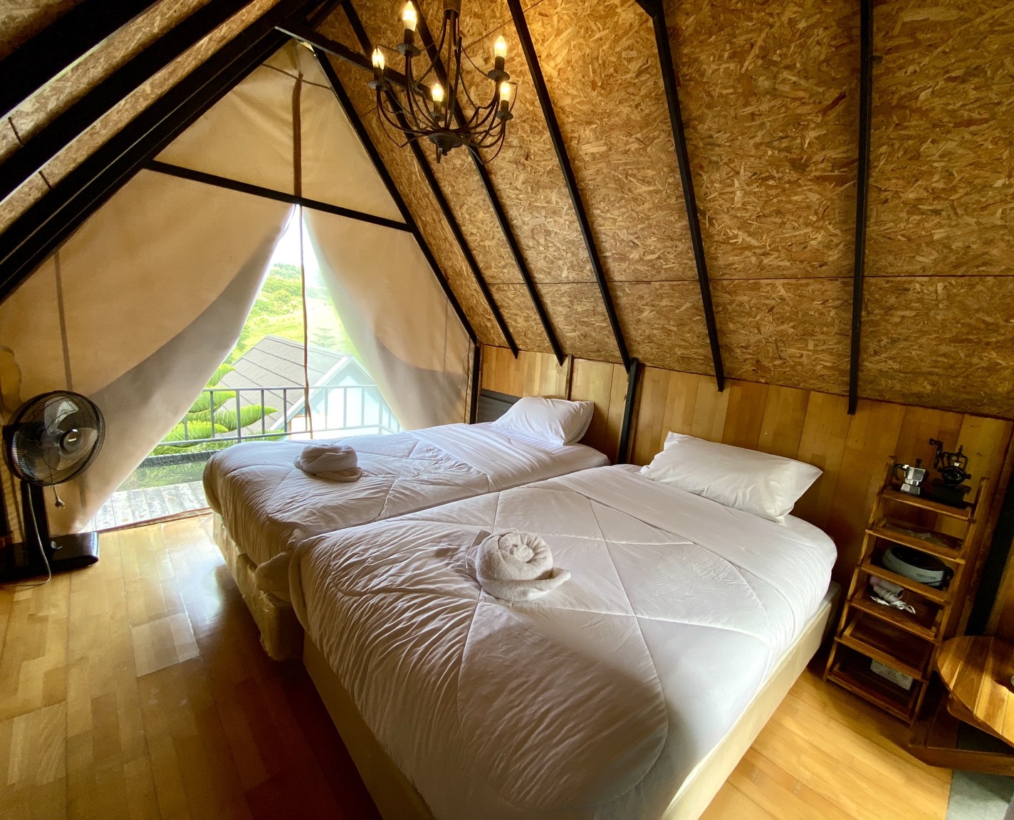 TWIN ROOM