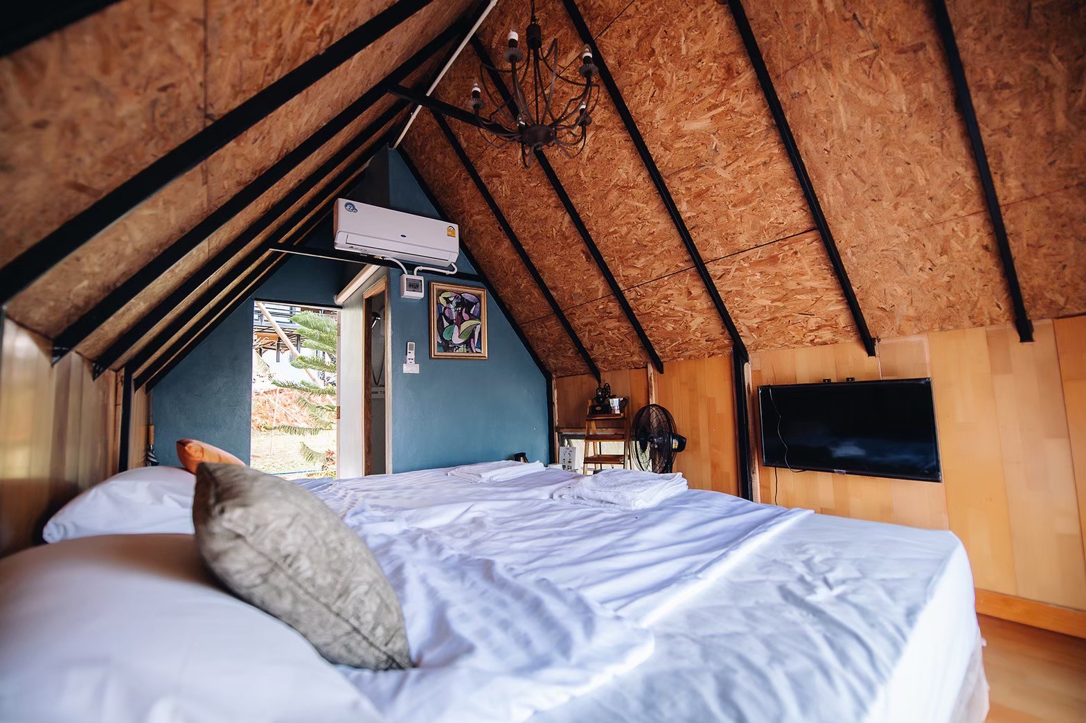 TWIN ROOM