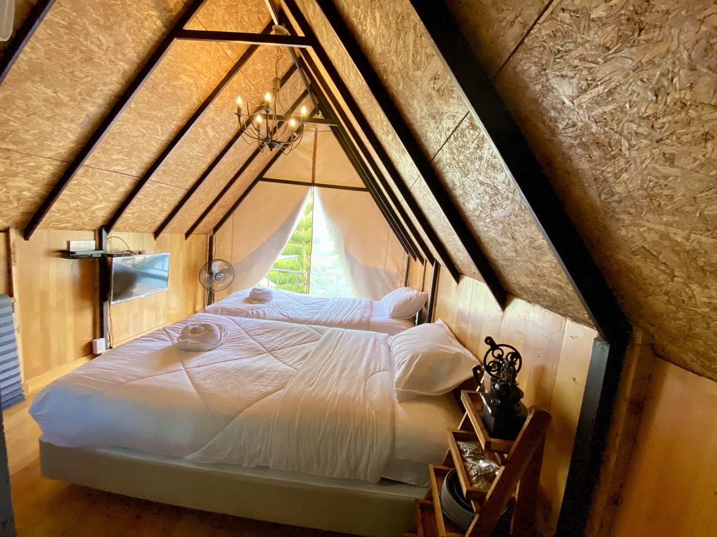 TWIN ROOM