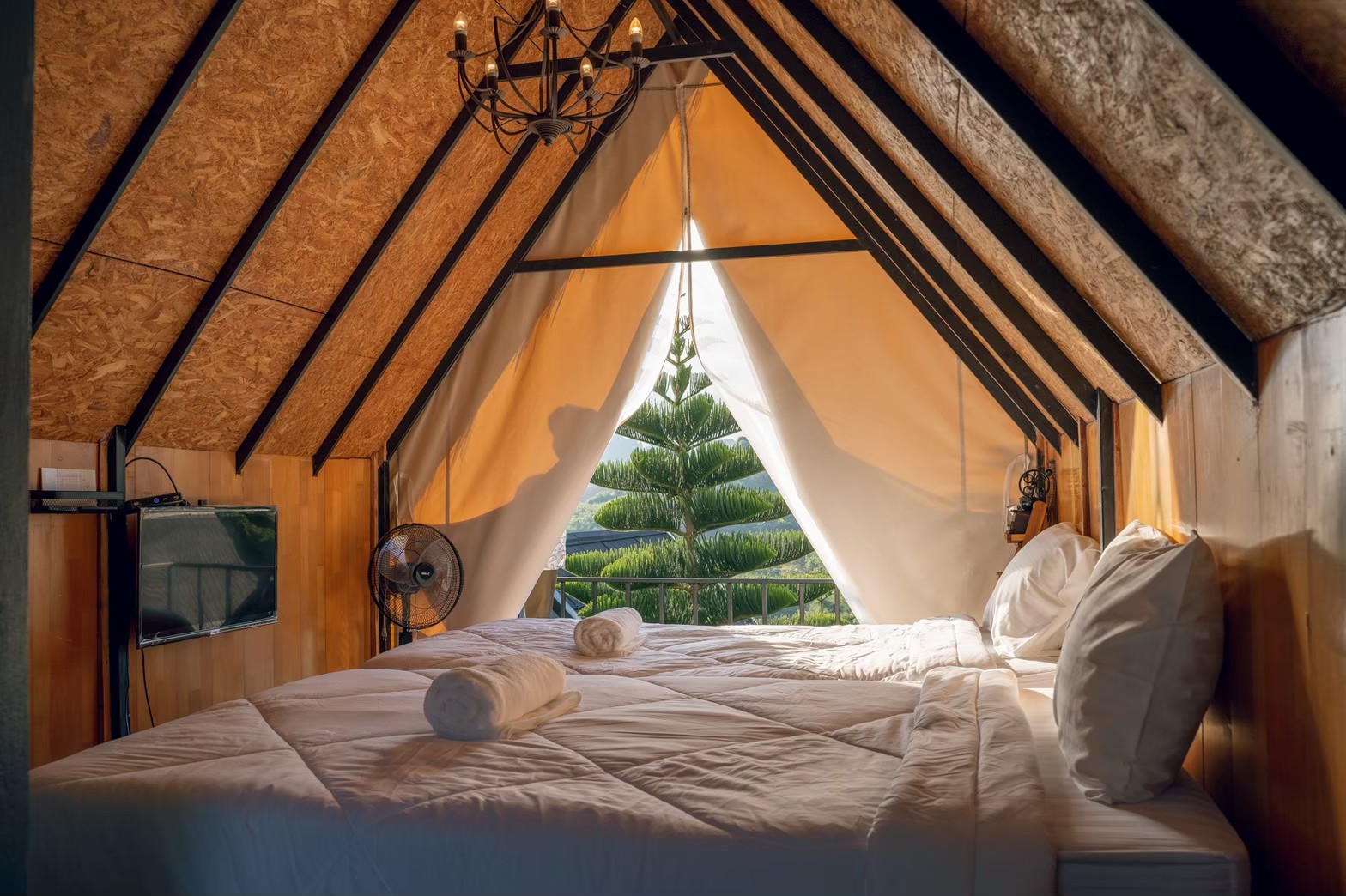 TWIN ROOM